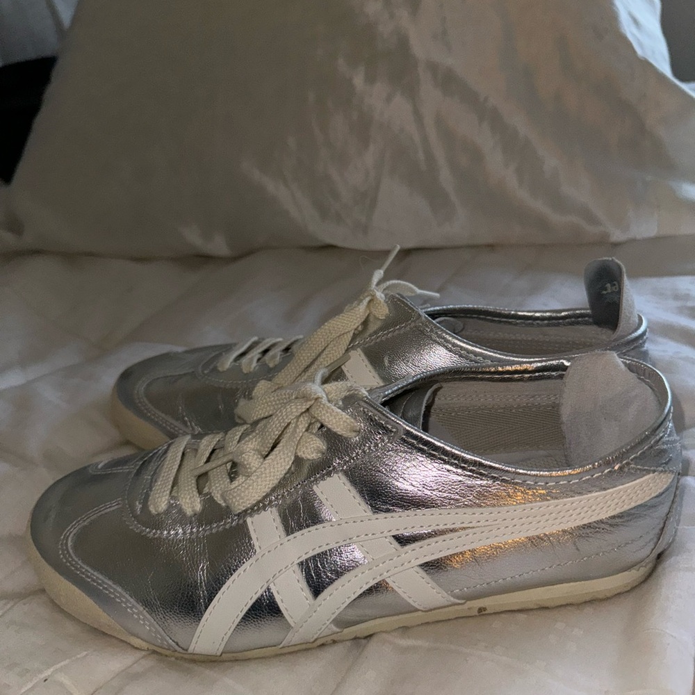 🚨SOLD🚨 Onitsuka Tiger Silver Sneakers